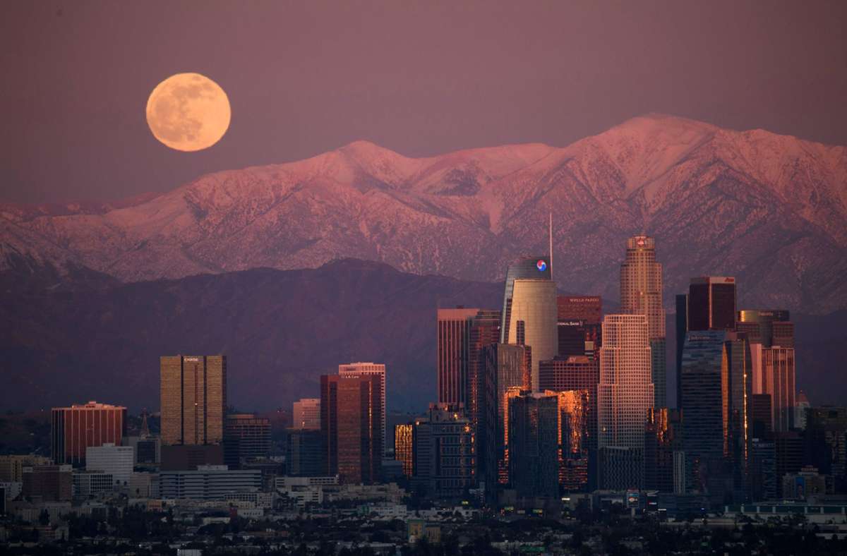 Der „Cold Moon“ über Los Angeles in seiner vollen Pracht. Foto: AFP/PATRICK T. FALLON
