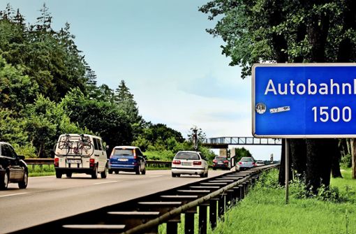 Ein Autobahnschild an der Autobahn acht bei Augsburg Foto: Horst Rudel