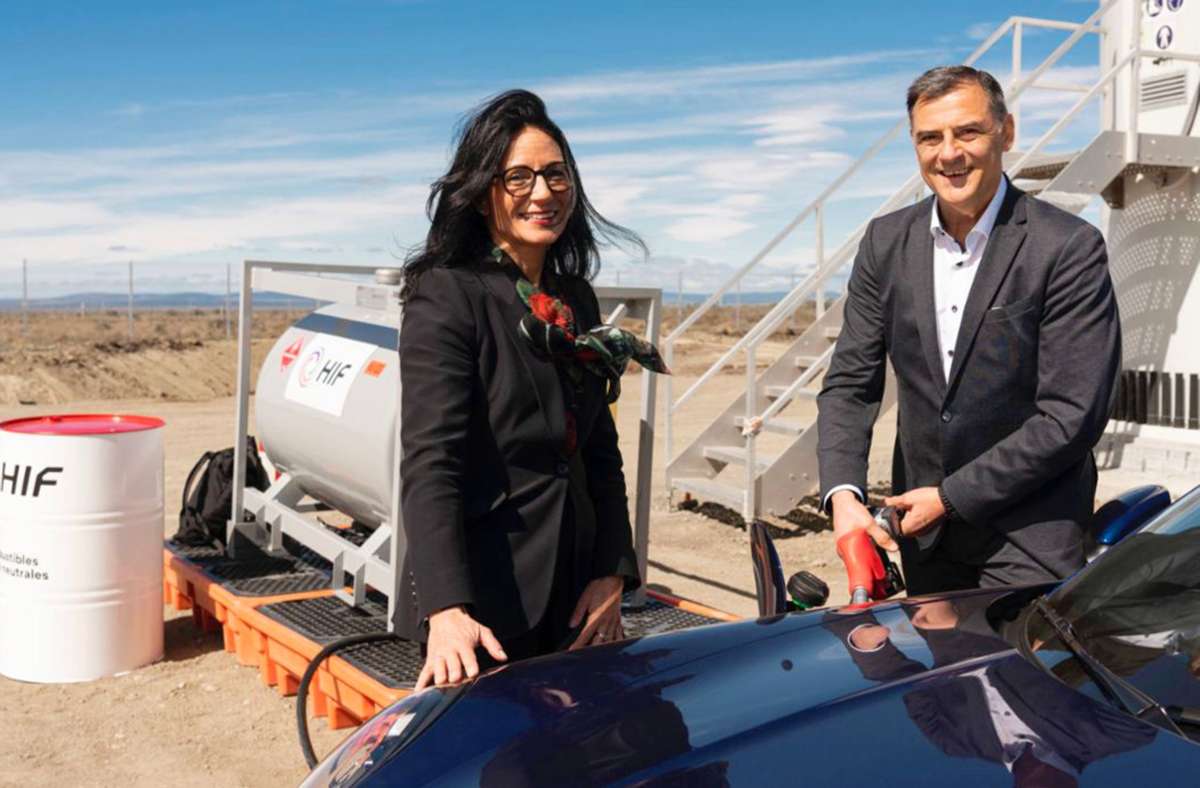 Die Porsche-Vorstände Barbara Frenkel und  Michael Steiner betanken einen Porsche 911 mit dem ersten in der Pilotanlage Haru Oni in Punta Arenas (Chile) erzeugten synthetischen Kraftstoff. Foto: Porsche