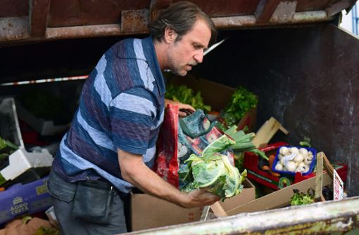 Volker (Bjarne Mädel) hat einen Job – und sucht trotzdem nach brauchbarem Gemüse im Supermarktabfall. Foto: BR/TV60Film/Juergen Olczyk