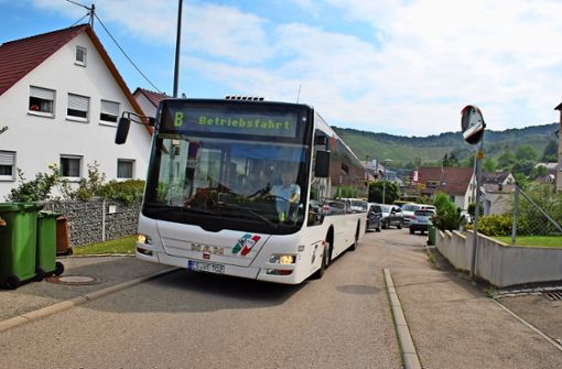 Testfahrt durch die Tiroler Straße – viele Lokalpolitiker hoffen, dass dauerhaft eine Buslinie von Obertürkheim nach Rüdern führt. Foto: Sebastian Steegmüller