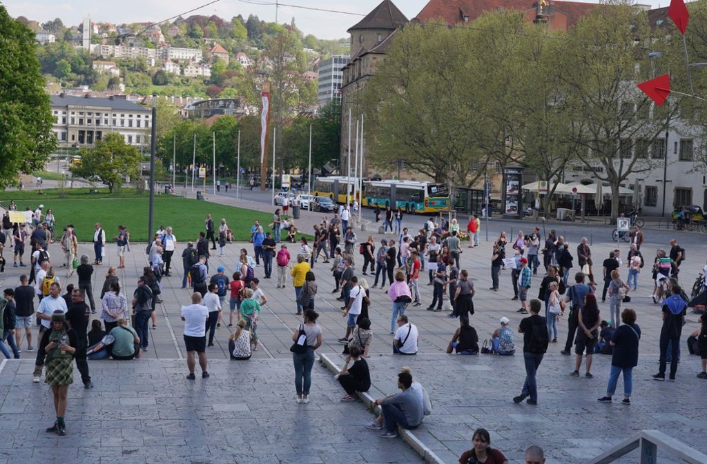 Mehrere Dutzend Menschen haben sich am Samstagmittag zu einer Kundgebung auf dem Schlossplatz versammelt.