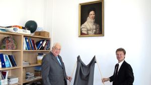 Herzog Carl von Württemberg und Schulleiter Christof Martin (von links) enthüllen das Bild der Königin Katharina. Foto: Malte Klein