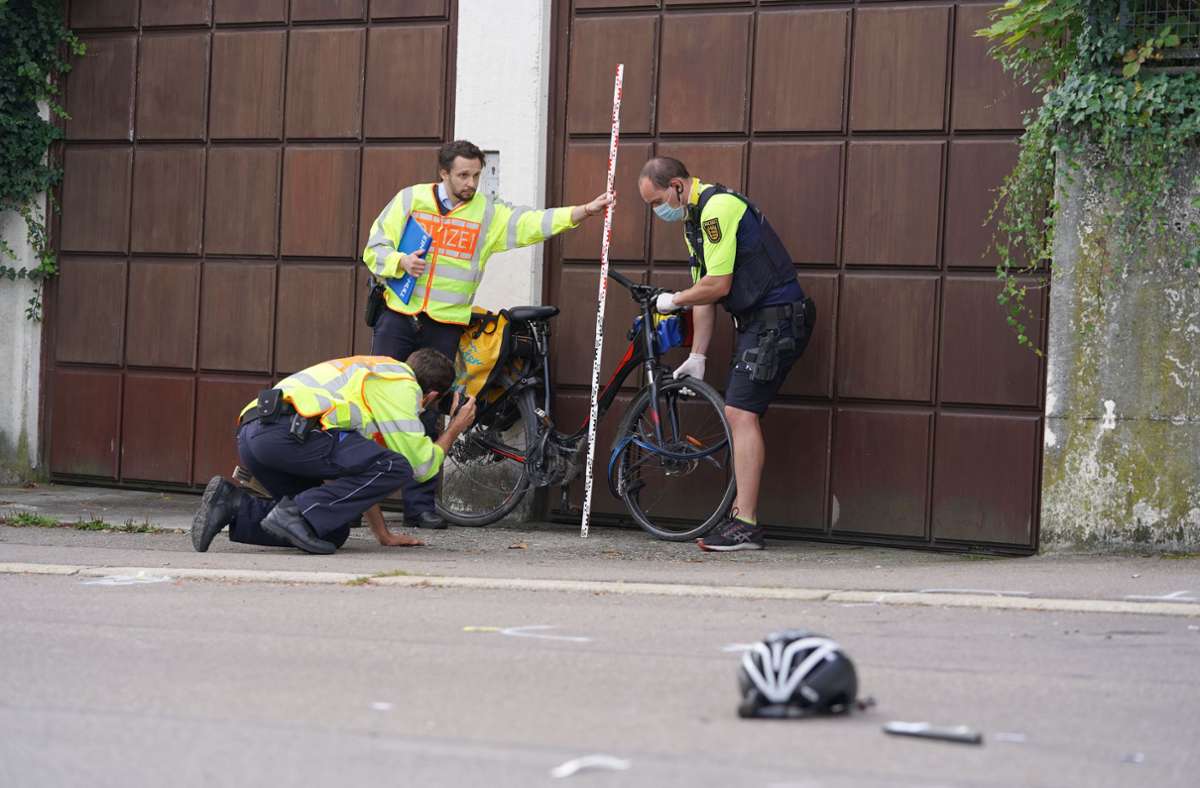 Die Polizei untersucht die Unfallspuren am Fahrrad.