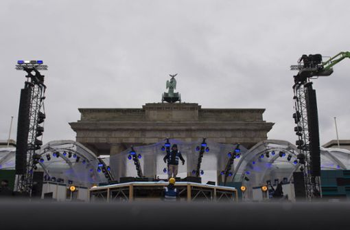 Die Bühne für die Silvesterparty am Brandenburger Tor wird am Samstag bereits aufgebaut. Auf der Veranstaltung soll es eine Schutzzone für Frauen geben. Foto: dpa