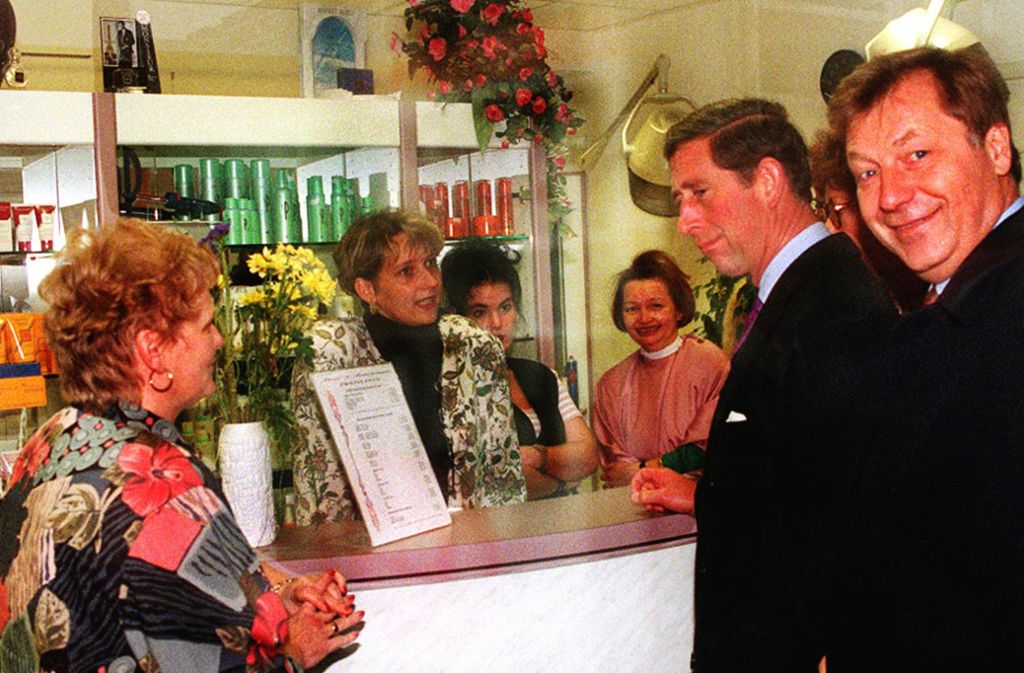 Erinnern Sie sich noch? 1995 war Prinz Charles Berlin.  Der britische Thronfolger besuchte mit dem damaligen Regierenden Bürgermeister von Berlin, Eberhard Diepgen (rechts) einen   Kosmetik- und Friseursalon. Sein Ziel: Das Leben der einfachen Leute kennen lernen.