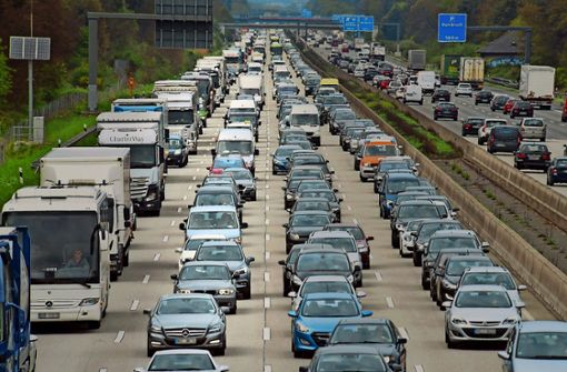 Blechkolonnen auf der Autobahn gehören zum gewohnten Bild. Foto: dpa