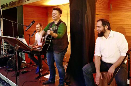 Steffen Grell, Sarah Neumann und Fabian Friedl (von links) haben die 170 Sänger an ihren Instrumenten begleitet. Foto: avanti