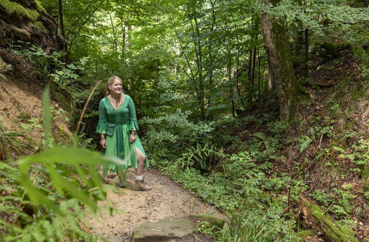 Weil die Wahlen wegen des Coronavirus verschoben wurden, darf Leonie Treml noch mal ein Jahr lang als Schwäbische Waldfee für den Naturpark werben.