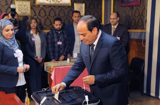 Abdel Fattah al-Sisi, Präsident von Ägypten, wirft einen Stimmzettel in eine Wahlurne. Foto: dpa