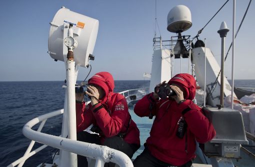Mitglieder der Nichtregierungsorganisation (NGO) «Proactiva Open Arms» suchen im Mittelmeer vor der Küste Lybiens nach vermissten Flüchtlingen. Foto: AP