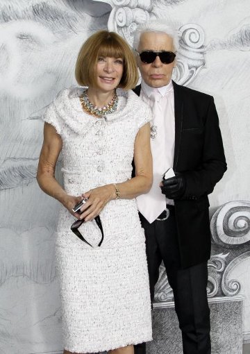 Wie üblich war der Auftrieb zur Chanel-Schau am Dienstag groß. Zur Schau von Karl Lagerfeld - hier mit der Chefin der US-Vogue Anna Wintour - kamen unter anderem ... Foto: AP