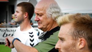 Wie lange läuft die Uhr  für Trainer Klaus Kämmerer (rechts), Spieler Jacob Ehret und den SV Bonlanden in der Bezirksliga? Foto: Günter  Bergmann