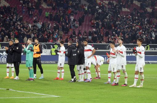 Nach dem Spiel gegen Mainz treten die Spieler des VfB einer schweigenden Fankurve entgegen. Foto: Baumann