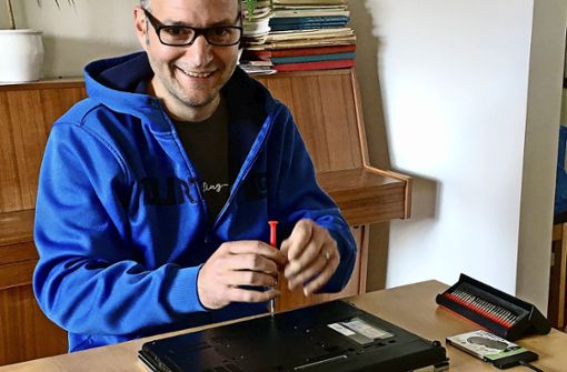 Andreas Allgayer brachte für Schüler in Mühlhausen und Hofen alte Laptops auf Vordermann  – fürs Homeschooling. Foto: Sarah Allgayer