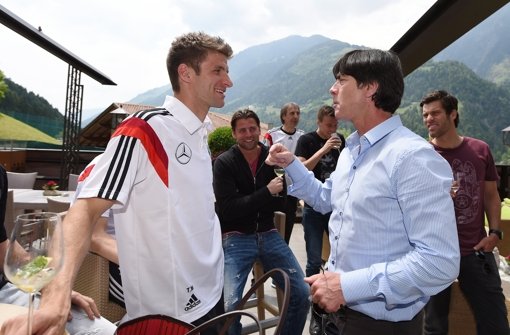 Thomas Müller (links) mit Bundestrainer Joachim Löw kurz nach der Ankunft des DFB-Trosses in Südtirol. Foto: DFB/dpa