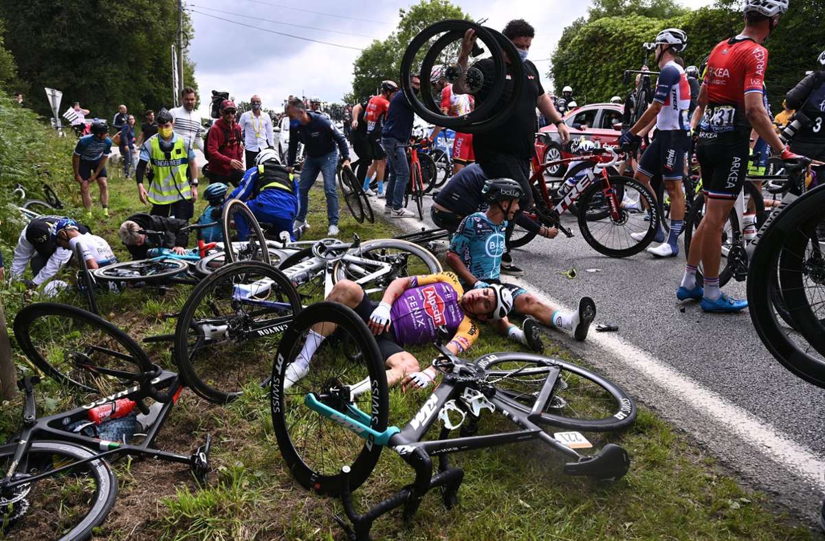 Bei der Tour de France kam es zu einem folgenschweren Sturz. Foto: dpa/Pool Anne-Christine Poujoulat