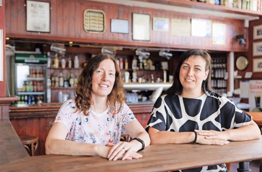 Sinéad O’Leary (links) hat 24 Jahre mit Herzblut im Irish Pub an der Breiten Gasse Guinness ausgeschenk, seit 2003 als  Inhaberin.  Yvonne Morgenthaler  ist 2012 offiziell mit eingestiegen. Foto: Stefanie Schlecht