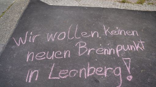 Anwohnerprotest gegen eine geplante Flüchtlingsunterkunft in Leonberg. Foto: Jürgen Bach/ 