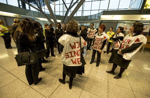 Die Streikenden haben sich in einer Ecke von Terminal drei versammelt. Foto: Lichtgut/Leif Piechowski