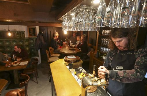 Sebastian Riedmüller zapft selbst gebrautes Craft Beer. Foto: factum/Granville