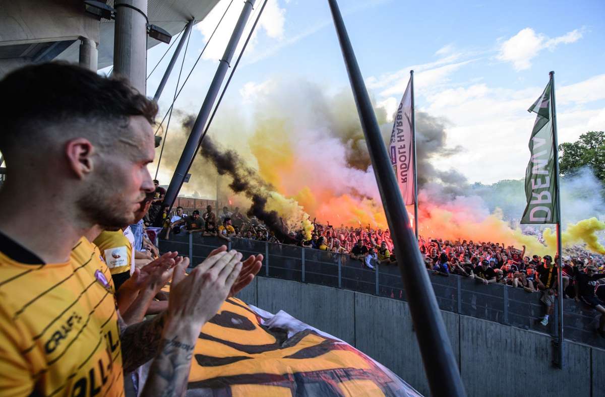Zahlreiche Dynamo-Fans versammelten sich vor dem Stadion und besangen die Mannschaft. Foto: dpa/Robert Michael