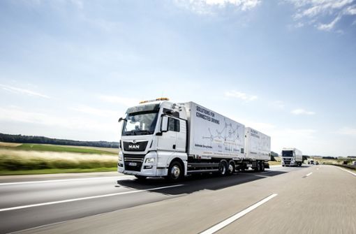 Nur 15 Meter beträgt der Abstand der elektronisch zusammengekoppelten Lastwagen, die bis zum Jahresende auf der A9 verkehren, um die neue Platooning-Technologie im realen Einsatz zu testen. Foto: MAN T&B-G
