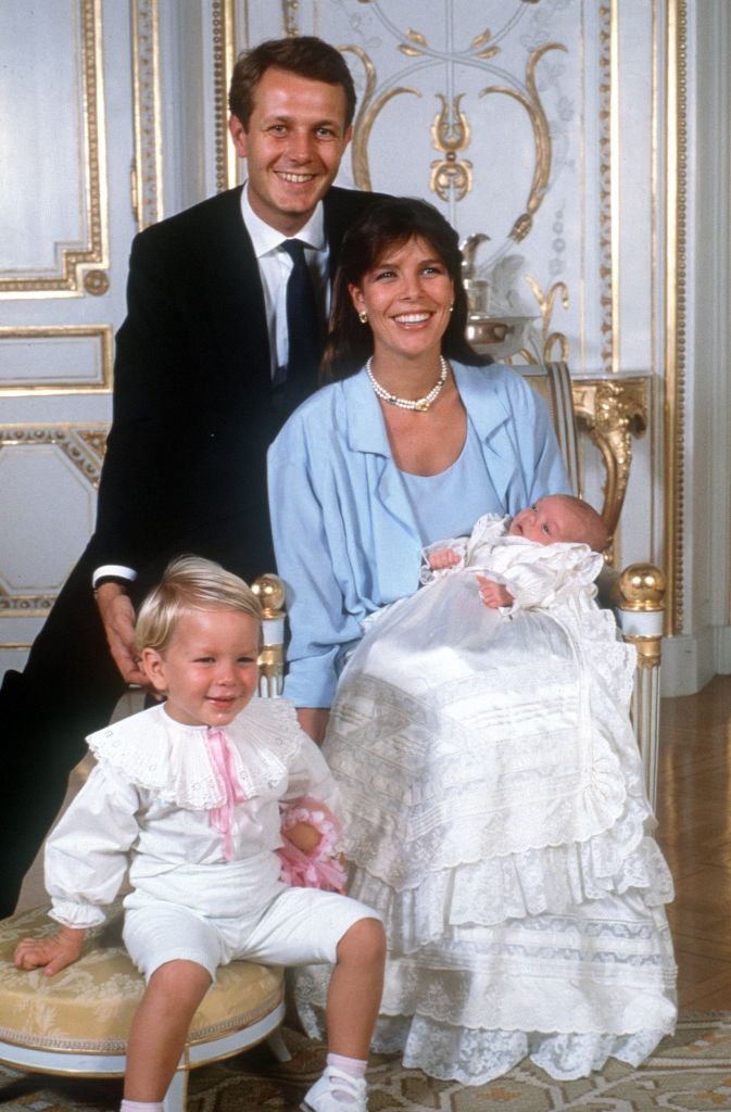 Prinzessin Caroline von Monaco und Ehemann Stefano Casiraghi mit ihren Kindern, Andrea und Charlotte Marie Pomeline im Jahr 1986 in Monaco anläßlich Charlottes Taufe.
