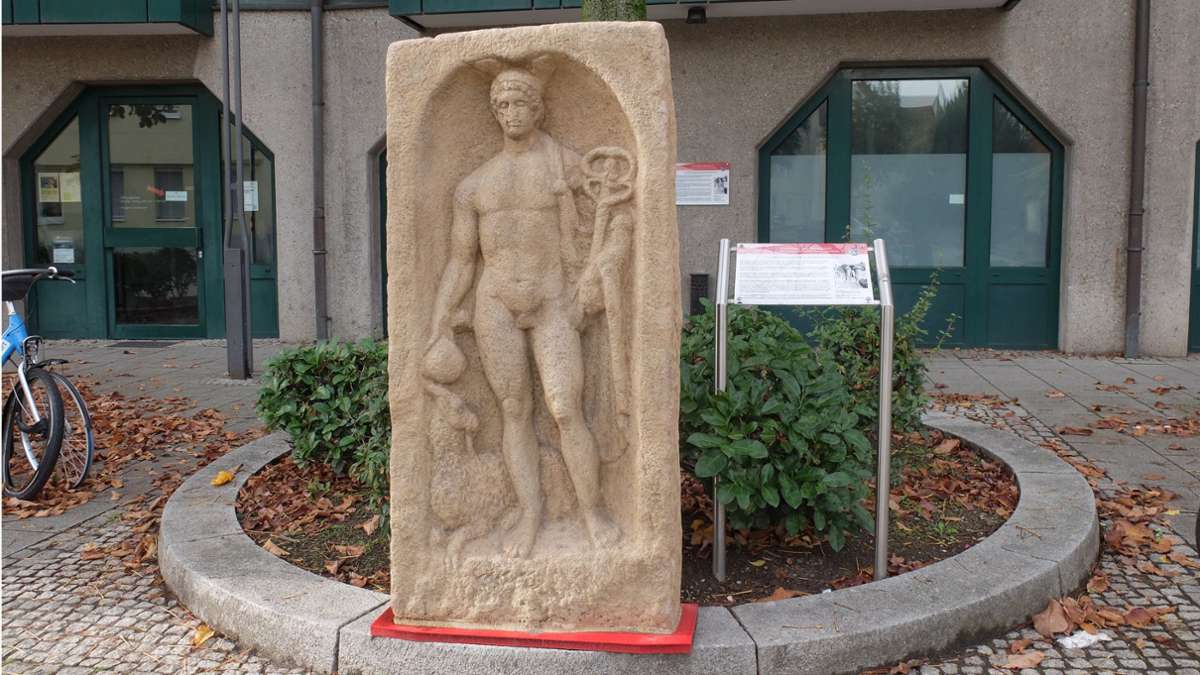 Der Götterbote Merkur ist in der Brückenstraße aufgestellt. Er verweist auf ein römisches Heiligtum.