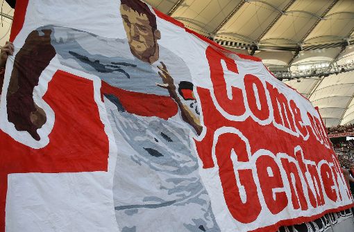 Die Fans des VfB Stuttgart hoffen auf eine baldige Rückkehr ihres Kapitäns Christian Gentner. Foto: Pressefoto Baumann