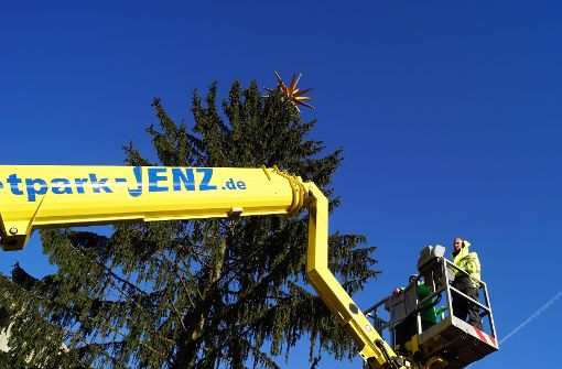 In Stuttgart drohte der Stern vom Weihnachtsbaum zu stürzen. Foto: Andreas Rosar Fotoagentur-Stuttg