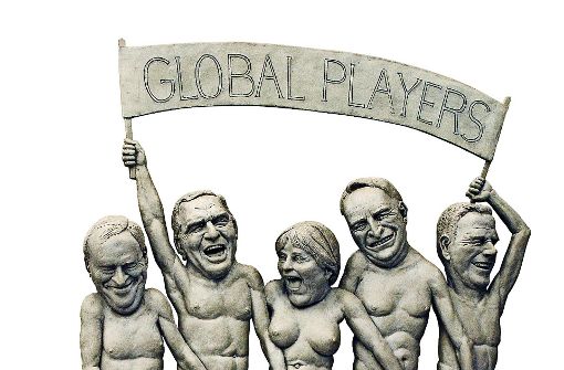 Auf dem Teilrelief „Global Players“erkennt man (von links)Hans Eichel, Gerhard Schröder,Angela Merkel, Edmund Stoiberund Guido Westerwelle. Foto: dpa (2), Olarte/Kulturamt Überlingen