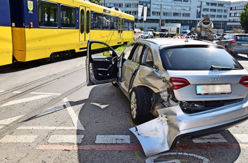 Der Kreuzungsbereich Prag-/Haldenstraße tauchte 2017 als weiterer Unfallschwerpunkt in der Unfallstatistik der Polizei auf. Schuld hatten fast immer die Autofahrer. Foto: Rosar