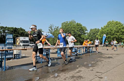 Ohne Wasser ging nichts. Die Versorgung beim Stuttgart-Lauf stimmte, wie Teilnehmerinnen und Teilnehmer lobend betonten. Foto: Lichtgut/Julian Rettig