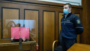 Die Verurteilte verbirgt ihr Gesicht beim Foto im Gerichtssaal. Foto: dpa/Rolf Vennenbernd