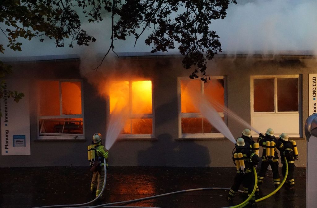 Bei dem Brand ist ein Sachschaden von mehreren Hunderttausend Euro entstanden.