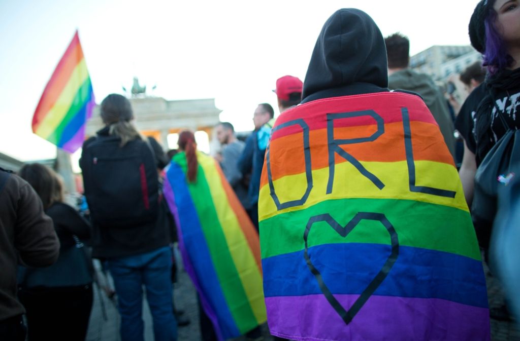 Im Rahmen der Mahnwache „Berlin for Orlando“ wird das Brandenburger Tor in Regenbogenfarben zum Gedenken an die Opfer in Orlando angestrahlt.