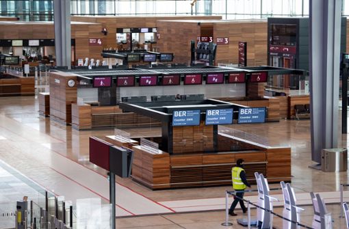 Noch sind im Terminal des BER keine Passagiere zu sehen – das soll sich aber bald ändern. Foto: dpa/Bernd von Jutrczenka