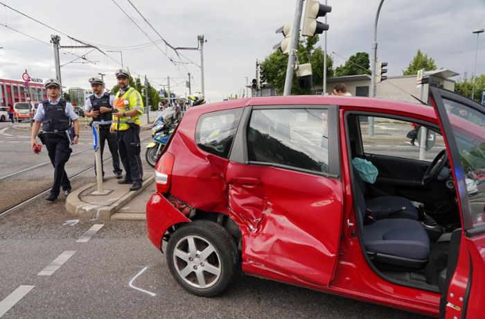 Stadtbahnunfall im Hallschlag: Autofahrerin kollidiert mit U12 und Ampelmast