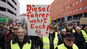 Zum vierten Mal gingen die Gegner des Diesel-Fahrverbots in Stuttgart auf die Straße. Foto: Andreas Rosar Fotoagentur-Stuttg