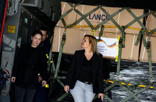 Annalena Baerbock und Nancy Faeser besuchen deutsche Hilfsgüterlieferungen für die Betroffenen des Erdbebens in der Türkei. Foto: dpa/Fabian Sommer