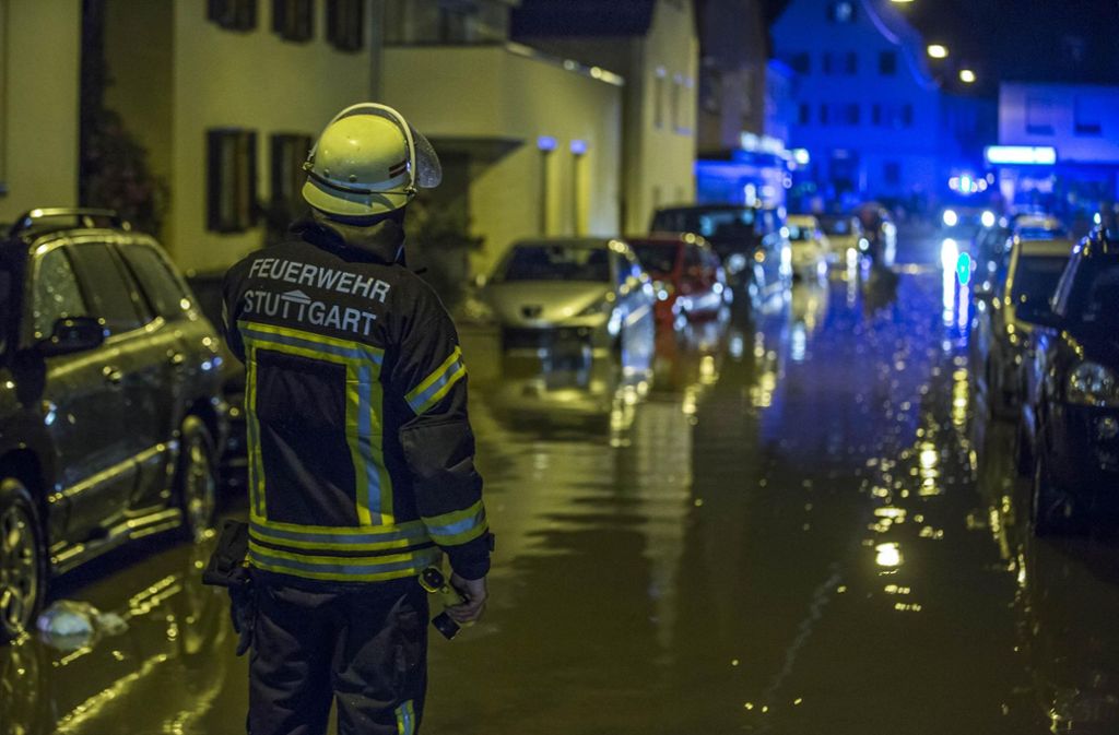Die Straßen in Stuttgart-Mühlhausen wurden komplett überflutet.