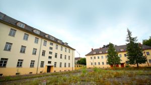 Zwei alte Mannschaftsgebäude auf dem Villinger Mangin-Areal sollen zum neuen Verwaltungssitz werden – neben den beiden historischen Rathäusern. Foto: Marc Eich
