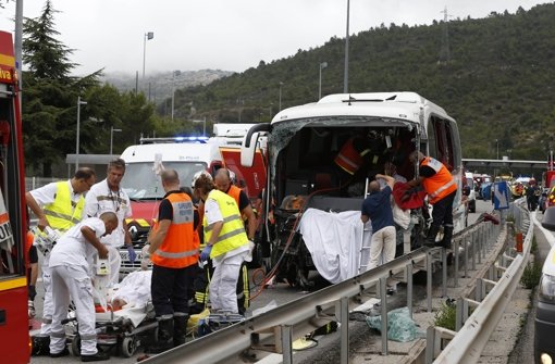Bei dem schweren Busunfall auf der Autobahn 8 bei La Turbie ist eine 71-jährige Deutsche  ums Leben gekommen. Foto: dpa