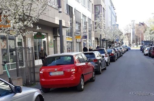 Vor allem am Wochenende ist die Südseite der Seelbergstraße verbotswidrig zugeparkt – vom Carré bis zum Wilhelmsplatz. Foto: Uli Nagel