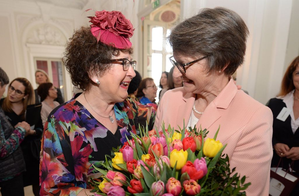 Gerlinde Kretschmann (links), Ehefrau des baden-württembergischen Ministerpräsidenten, bekommt am beim traditionellen Frühjahrskaffee Blumen von Barbara Schlegel, der Vorsitzenden der Landespressekonferenz Baden-Württemberg, überreicht.