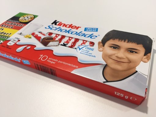 Zur EM zeigt Ferrero Kinderbilder der EM-Spieler, wie das von Ilkay Gündogan, auf der Verpackung der Kinderschokolade. Die Pegida-Bodensee reagierte mit rassistischen Äußerungen bei Facebook. Foto: StZN
