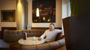 Ein seltener Moment der Muse: Jürgen Stolz macht mal  Pause und trinkt einen Kaffee in seinem Café. Foto: Gottfried Stoppel