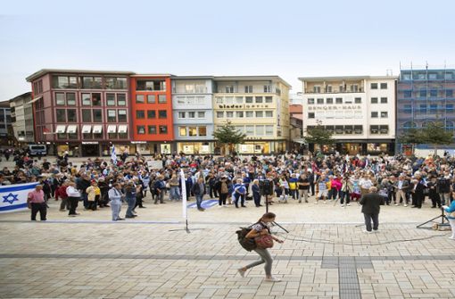 Mit einer  Kundgebung auf dem Stuttgarter Marktplatz haben Juden aus Stuttgart und den Landkreisen gegen den Überfall der Hamas auf ihr Land protestiert. Foto: Lichtgut//Leif Piechowski