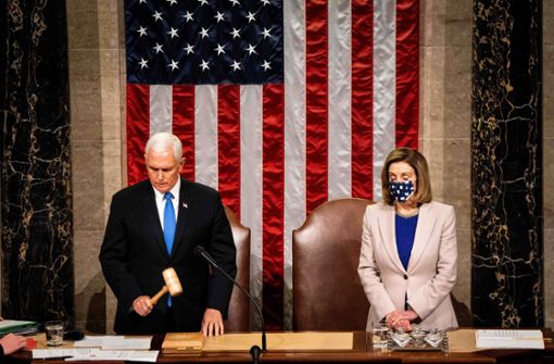 Die Anführerin der Demokraten im US-Repräsentantenhaus, Nancy Pelosi (unten rechts), will nach dem Sturm auf das Kapitol die sofortige Absetzung von Präsident Donald Trump vorantreiben.  Vizepräsident Mike Pence (unten links) müsste dazu Trump für amtsunfähig erklären. Foto: AFP